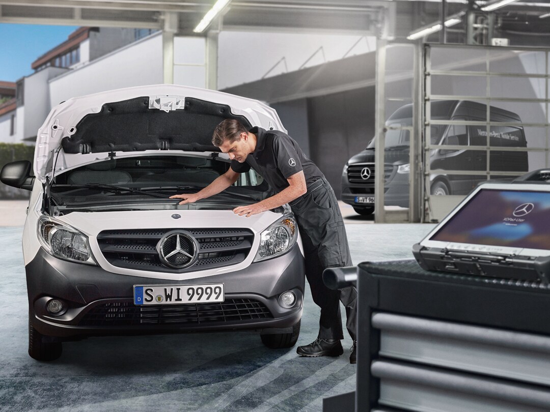 Una Mercedes-Benz Sprinter Furgón siendo cargada.