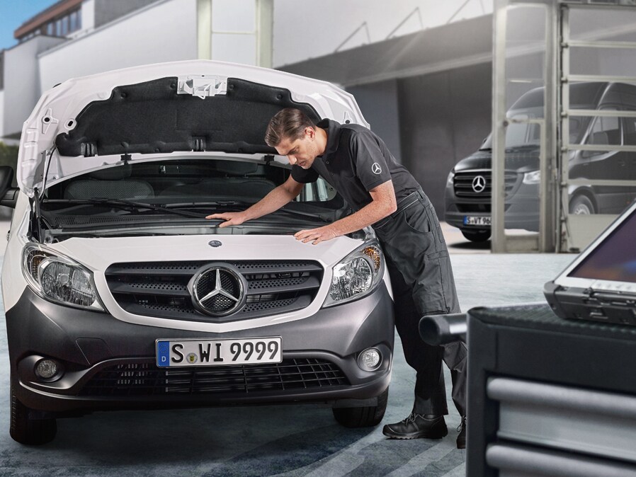 Una furgoneta Mercedes-Benz con compartimento de carga abierto.