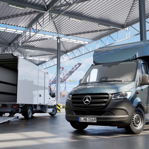 Una furgoneta Mercedes-Benz situada en el interior de una nave logística cubierta durante las operaciones de carga y descarga, apta para procesos de mensajería, transporte urgente y logística.
