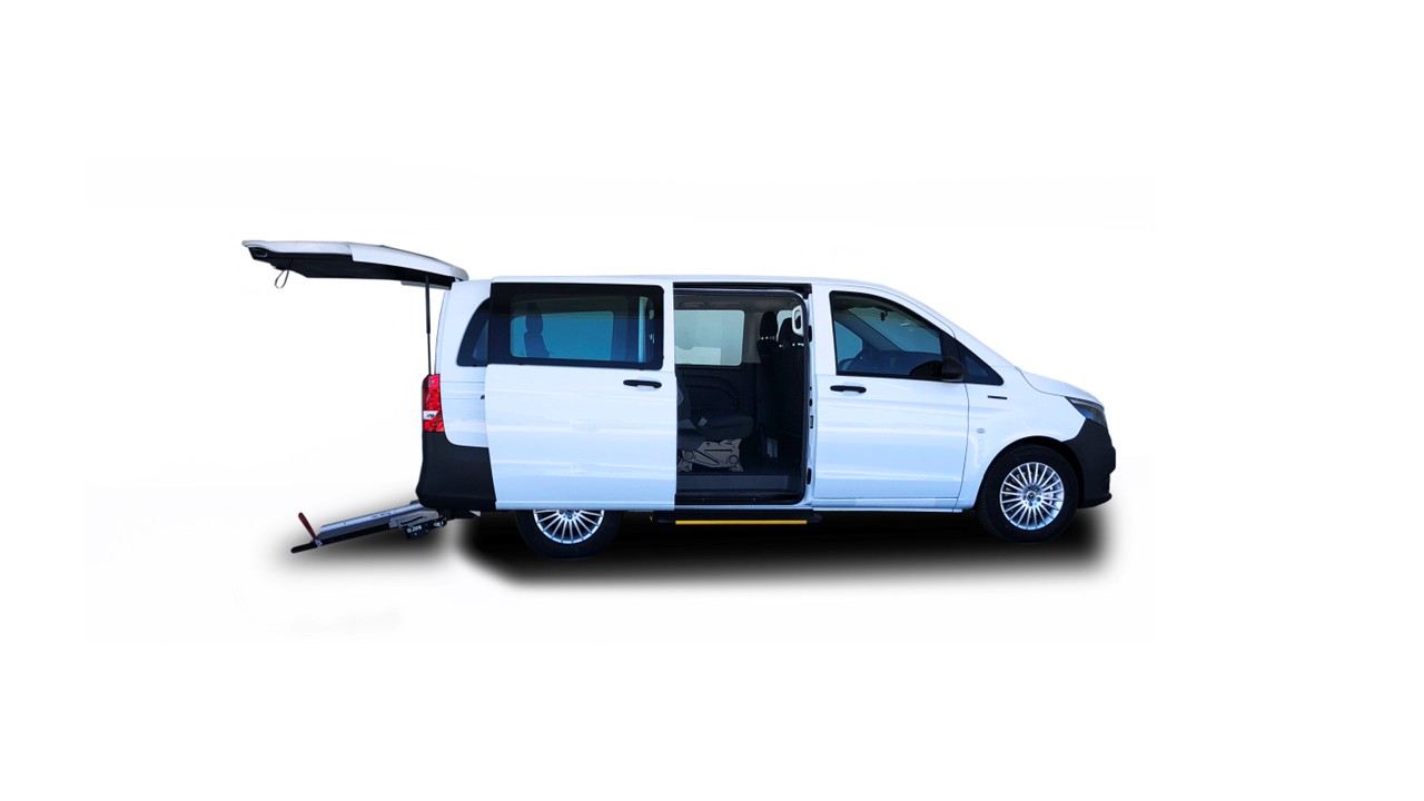 Mercedes-Benz | Servicios para flotas de furgones | Monitoreo de tiempo de actividad Grandes pantallas de ordenador mostrando el monitoreo del tiempo de actividad de los furgones Mercedes-Benz. Un repartidor delante de un Mercedes-Benz Sprinter blanco al fondo.