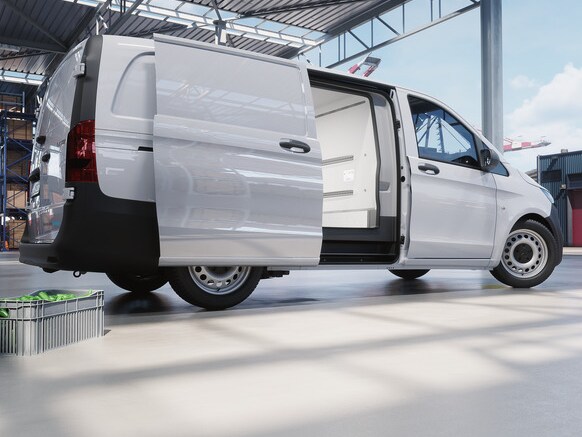 Grandes pantallas de ordenador mostrando el monitoreo del tiempo de actividad de los furgones Mercedes-Benz. Un repartidor delante de un Mercedes-Benz Sprinter blanco al fondo.