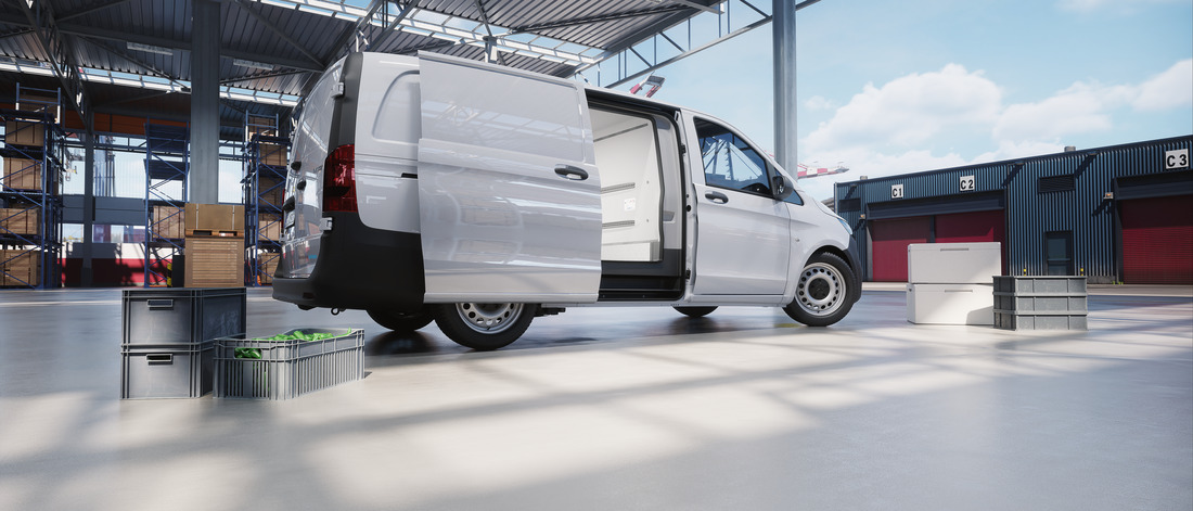 Mercedes-Benz | Servicios para flotas de furgones | Monitoreo de tiempo de actividad Grandes pantallas de ordenador mostrando el monitoreo del tiempo de actividad de los furgones Mercedes-Benz. Un repartidor delante de un Mercedes-Benz Sprinter blanco al fondo.