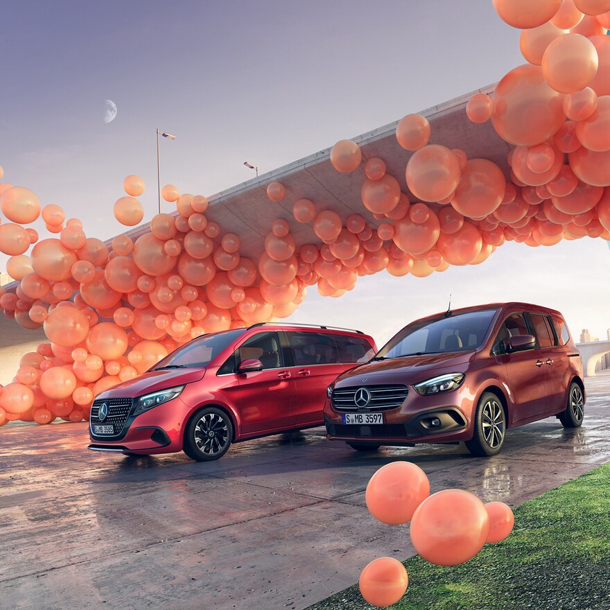 Monovolúmenes Mercedes-Benz Clase V y Clase T en color rojo en un entorno urbano moderno con elementos decorativos