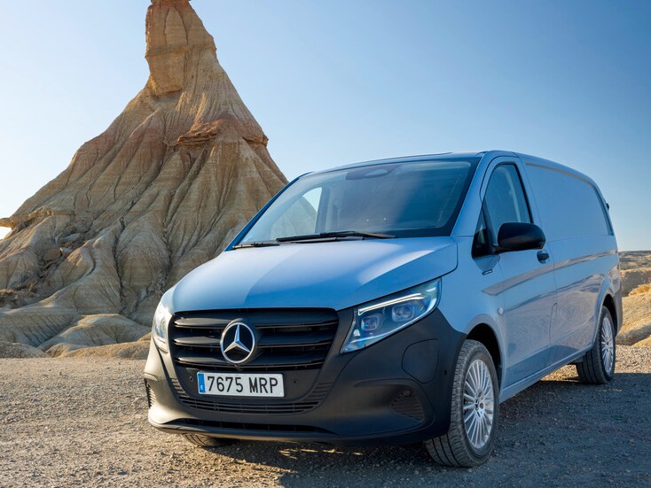 Mercedes-Benz eVito azul estacionada en un paisaje desértico con formaciones rocosas bajo un cielo despejado.
