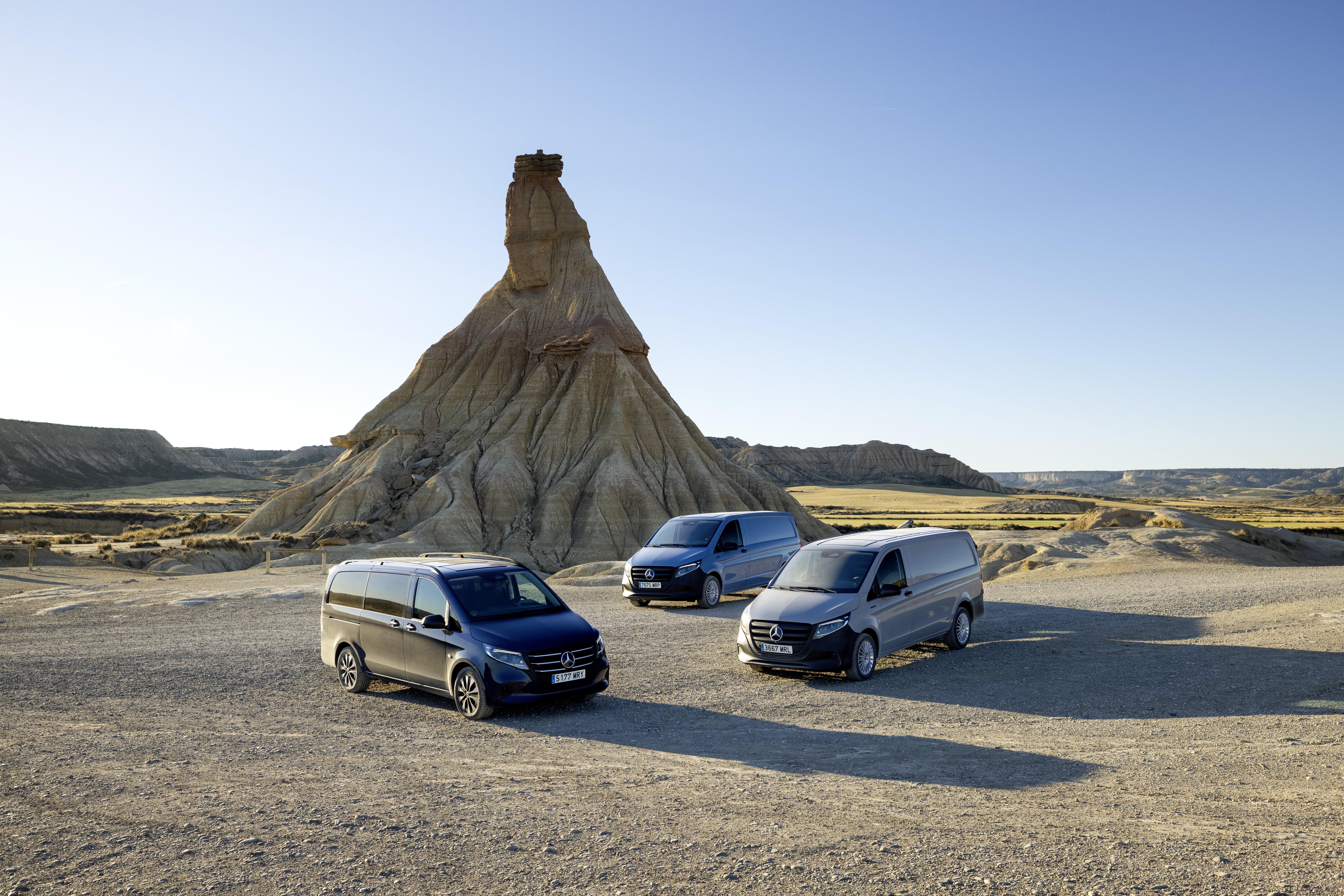 Mercedes-Benz Vito azul circulando por carretera rural entre campos abiertos.