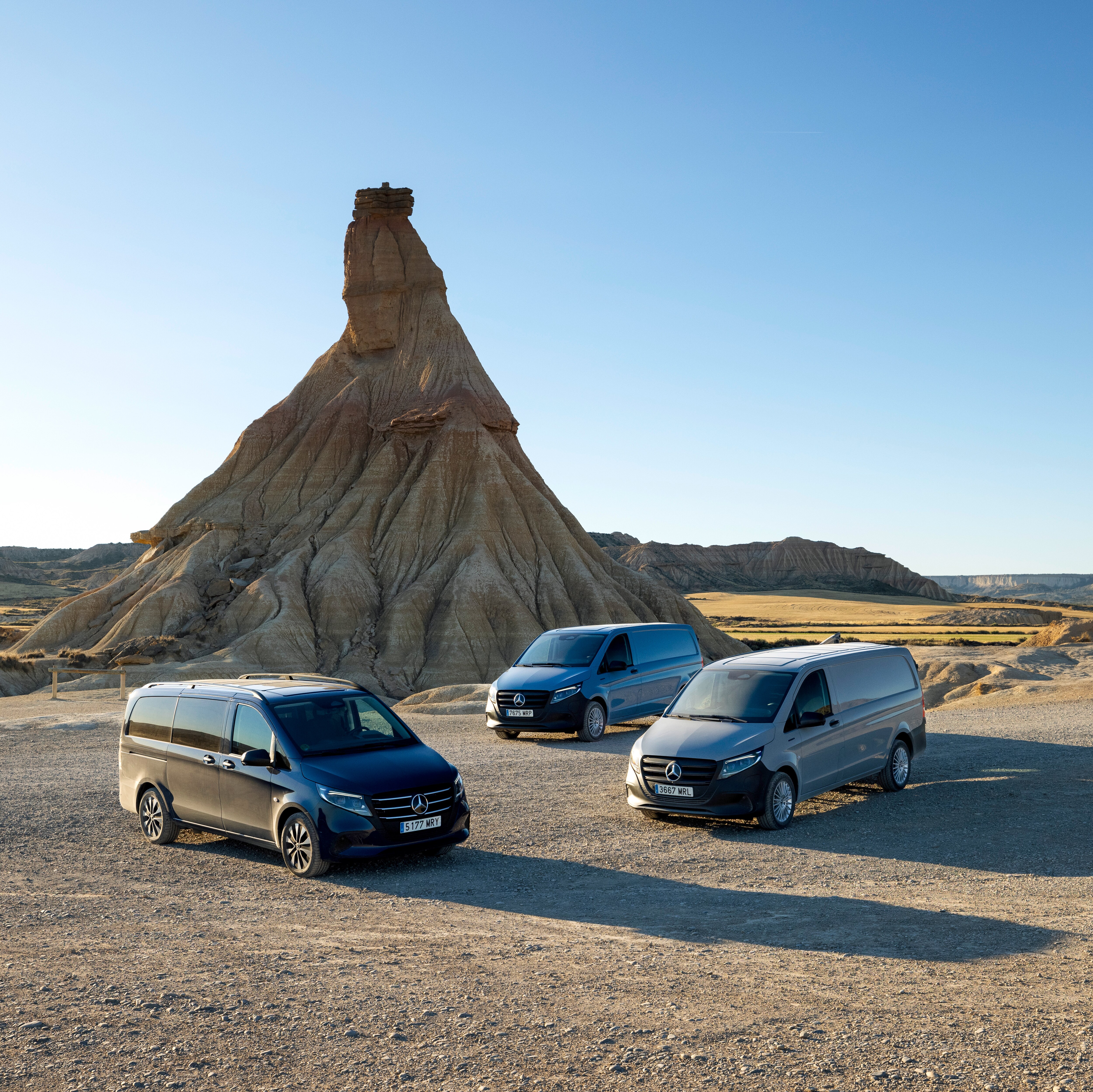 Mercedes-Benz Vito azul circulando por carretera rural entre campos abiertos.