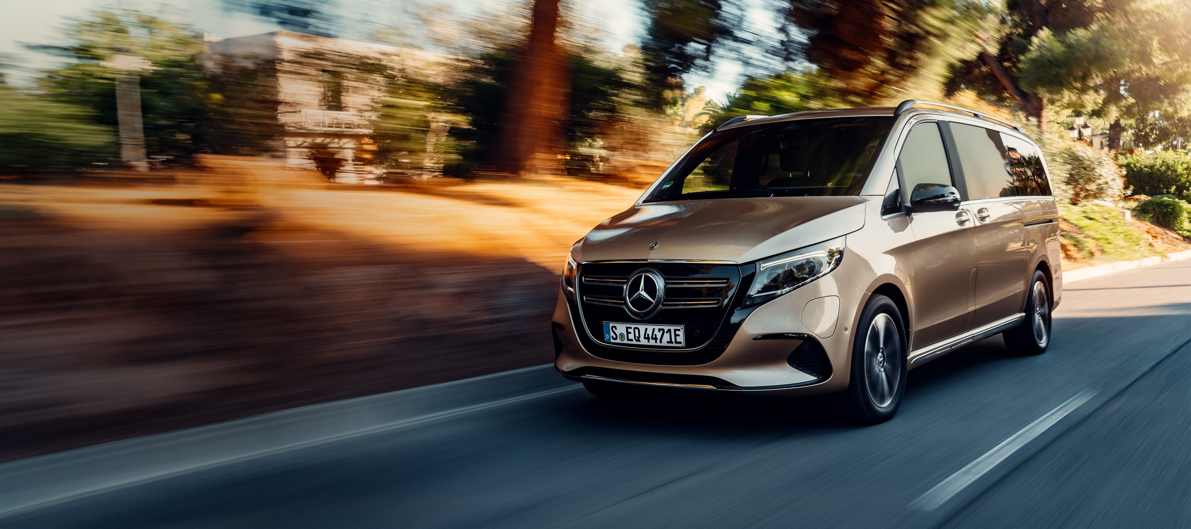 Ofertas | Servicios financieros | Mercedes-Benz Una furgoneta Mercedes-Benz EQV dorada, circula por una carretera