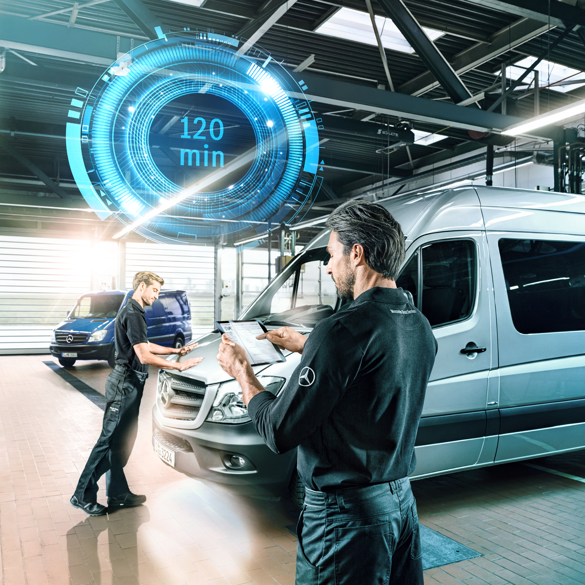 Express Service | Mercedes-Benz mecanicos reparando una furgoneta