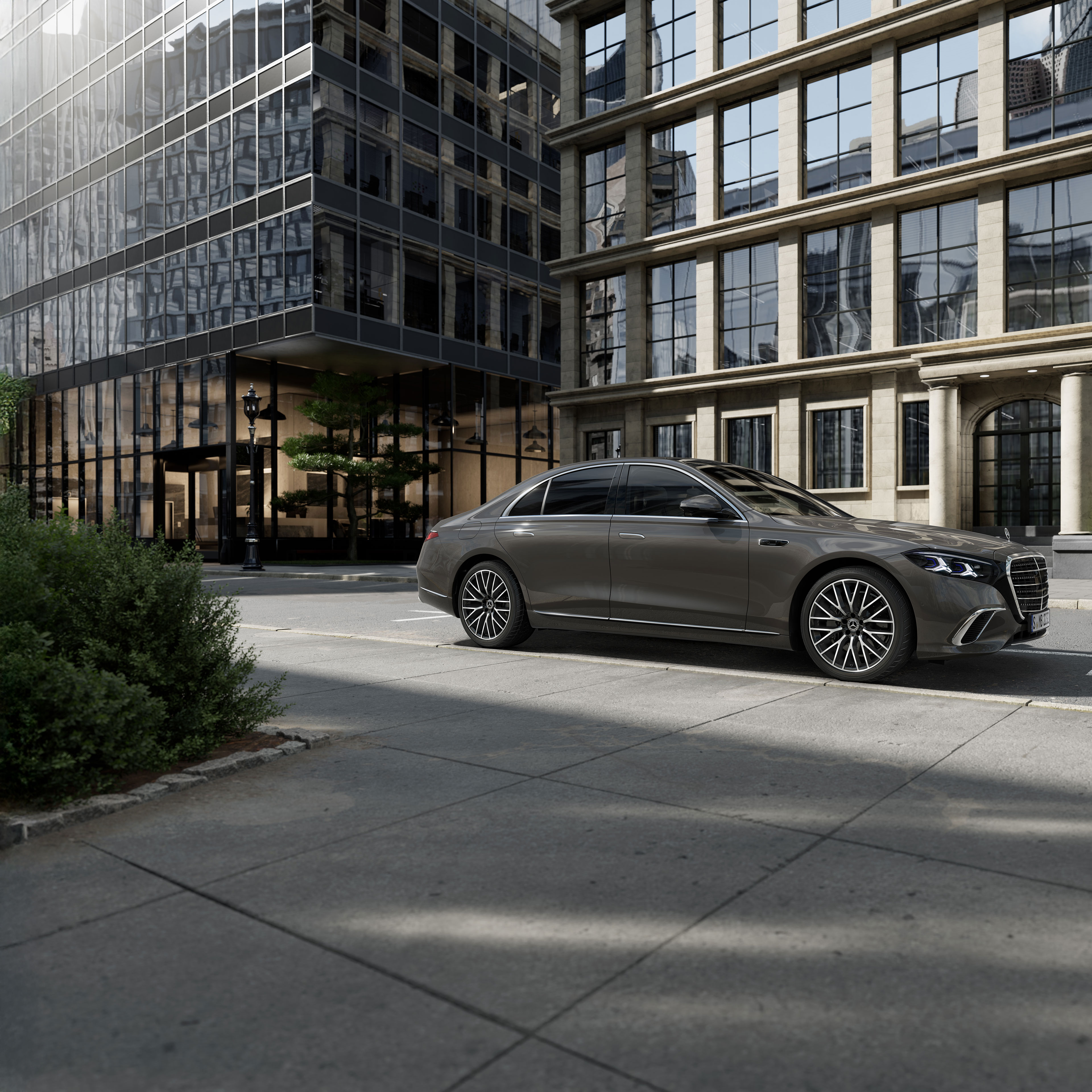 Visual de un Clase S Berlina gris de Mercedes-Benz aparcado en la calle