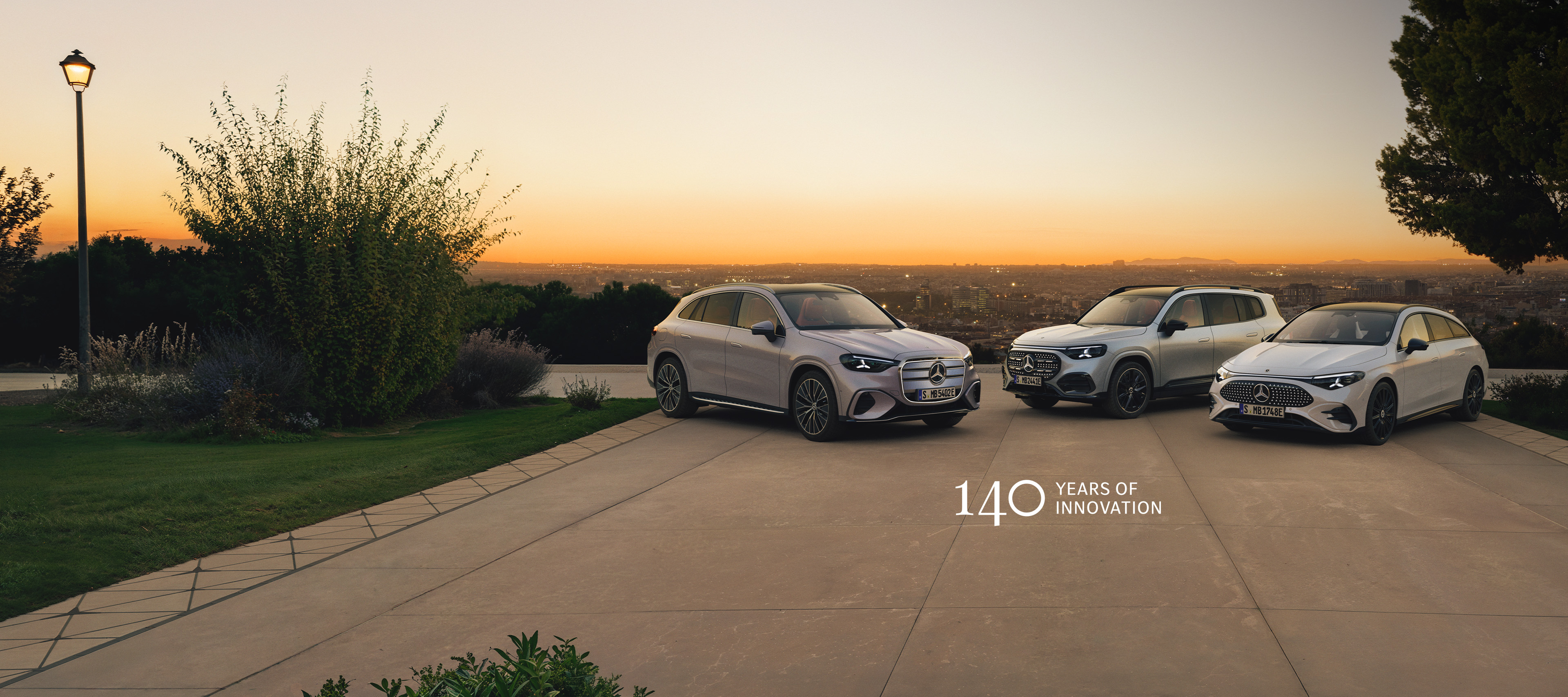 Días con estrella | Mercedes-Benz Visual del GLC, GLB y CLA aparcados en el mirador de una ciudad